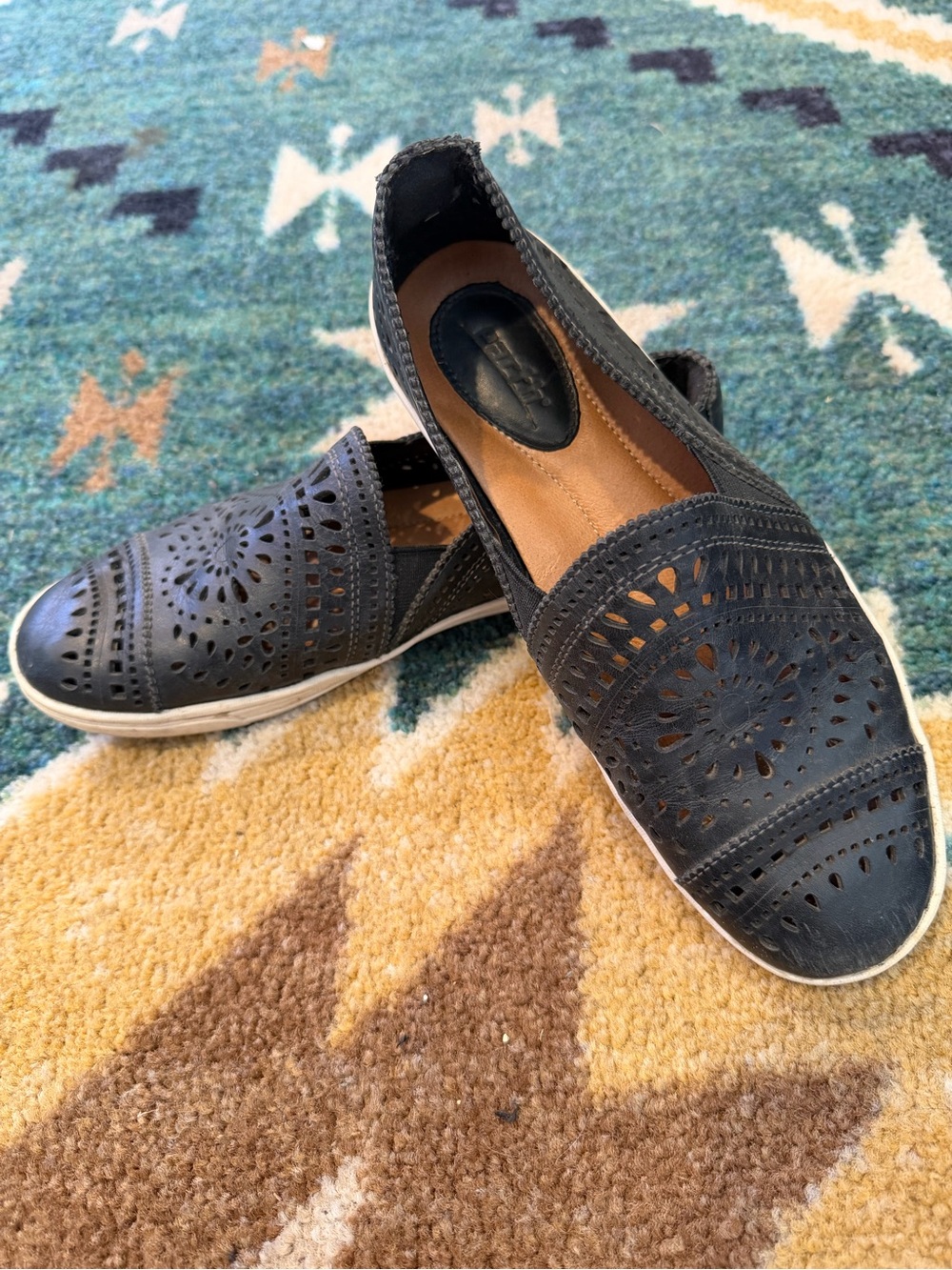 Women's Earth Tangelo Black Leather Flats, 6.5M